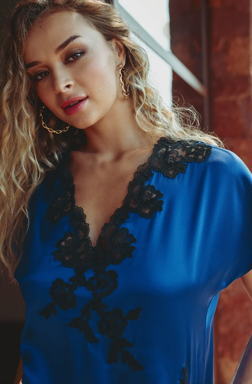 Chemise de nuit courte en soie bleue et broderie noire Carmela - Image 3