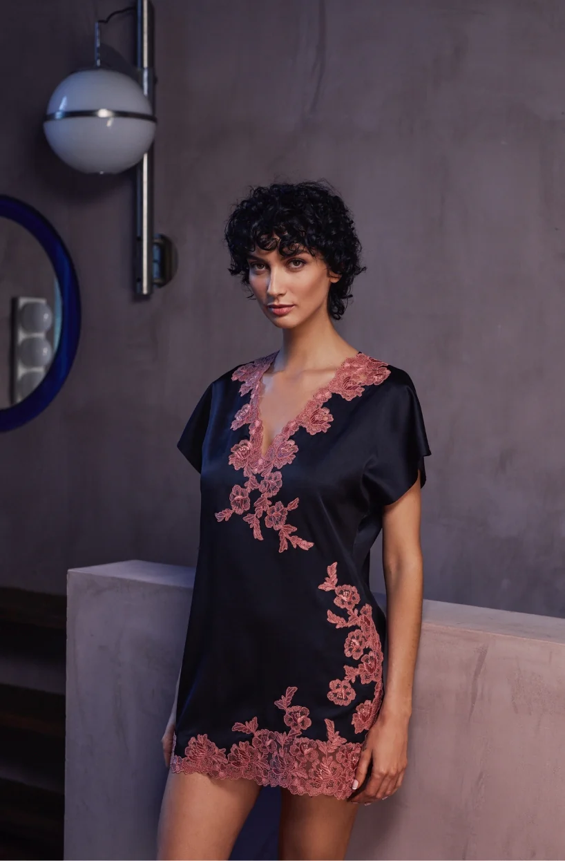 Chemise de nuit courte Bonnie en satin noir et broderie rose - Image 2