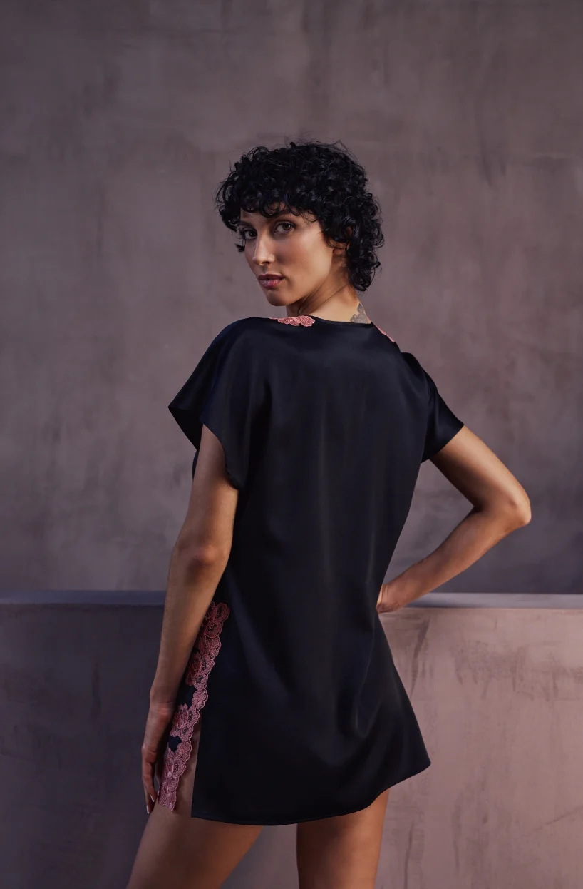 Chemise de nuit courte Bonnie en satin noir et broderie rose - Image 3