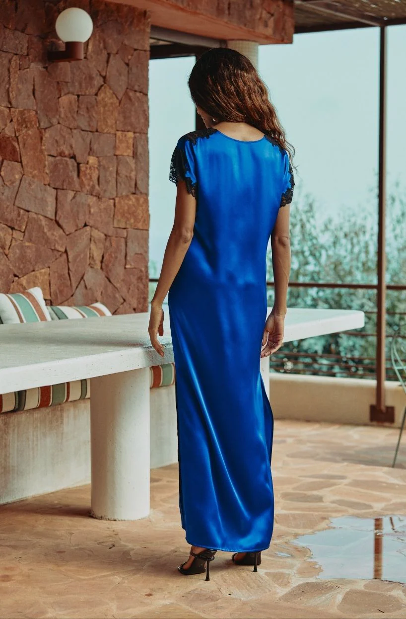Chemise de nuit longue en soie bleue et dentelle noire Carmela - Image 3