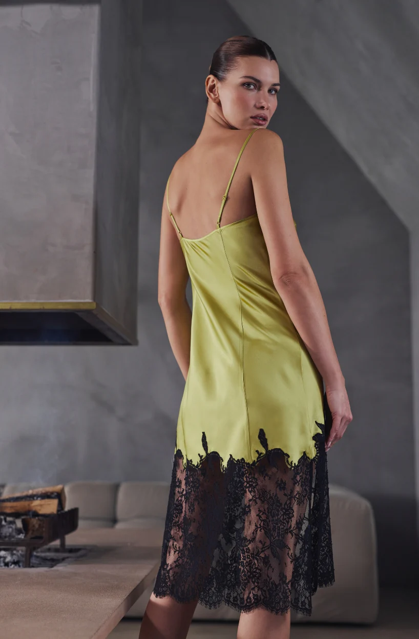 Robe nuisette Bella en satin de soie jaune et dentelle noire - Image 2