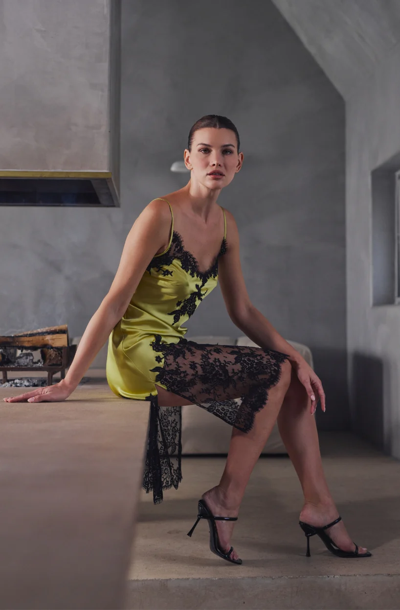 Robe nuisette Bella en satin de soie jaune et dentelle noire - Image 4