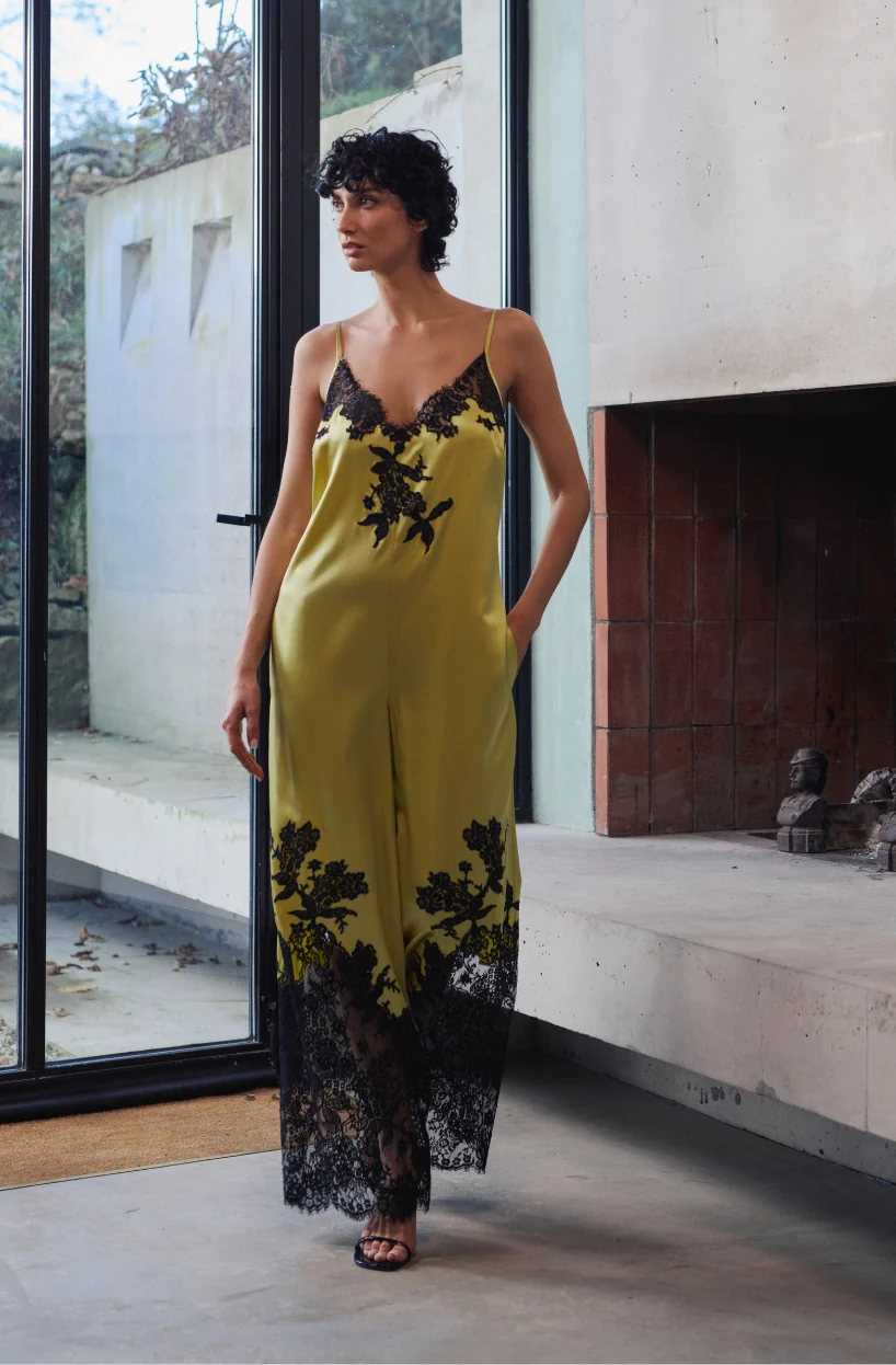 Combi-pantalon Bella en satin de soie jaune et dentelle noire - Image 2