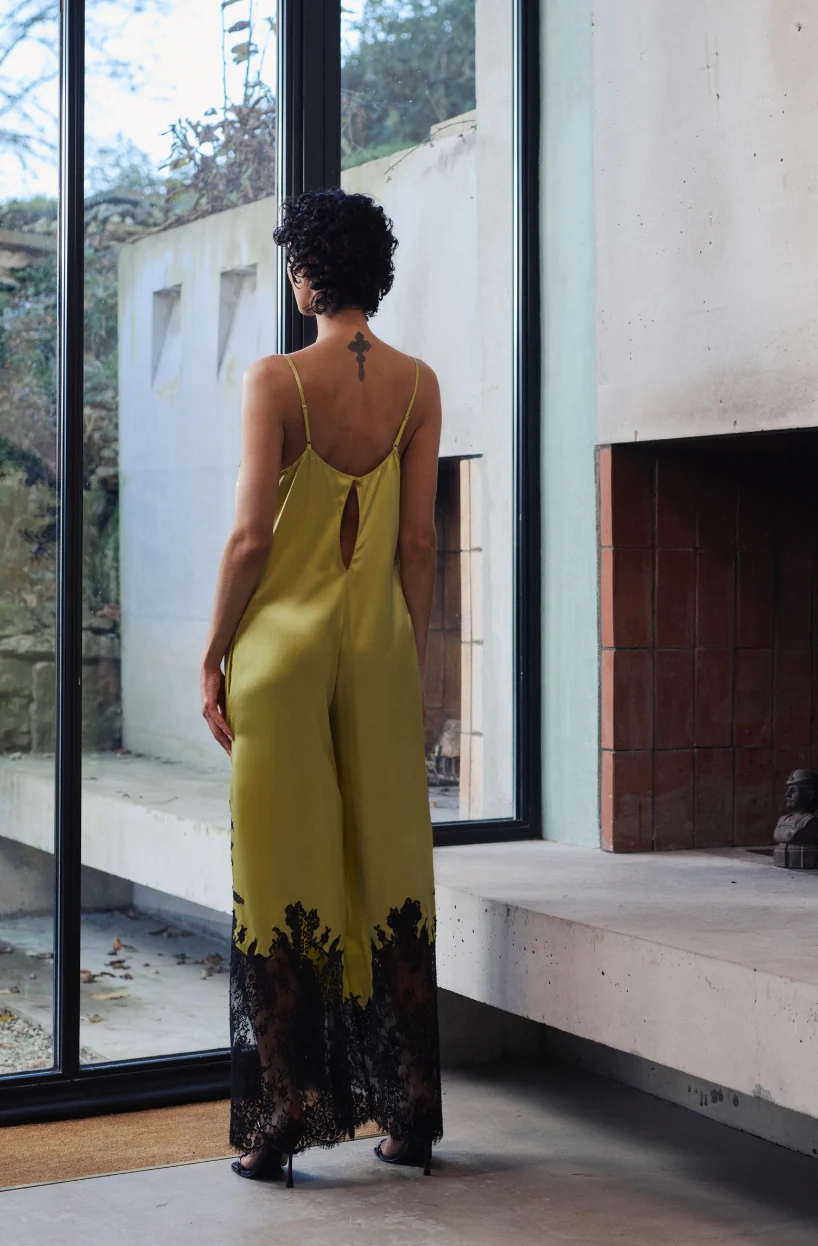Combi-pantalon Bella en satin de soie jaune et dentelle noire - Image 3