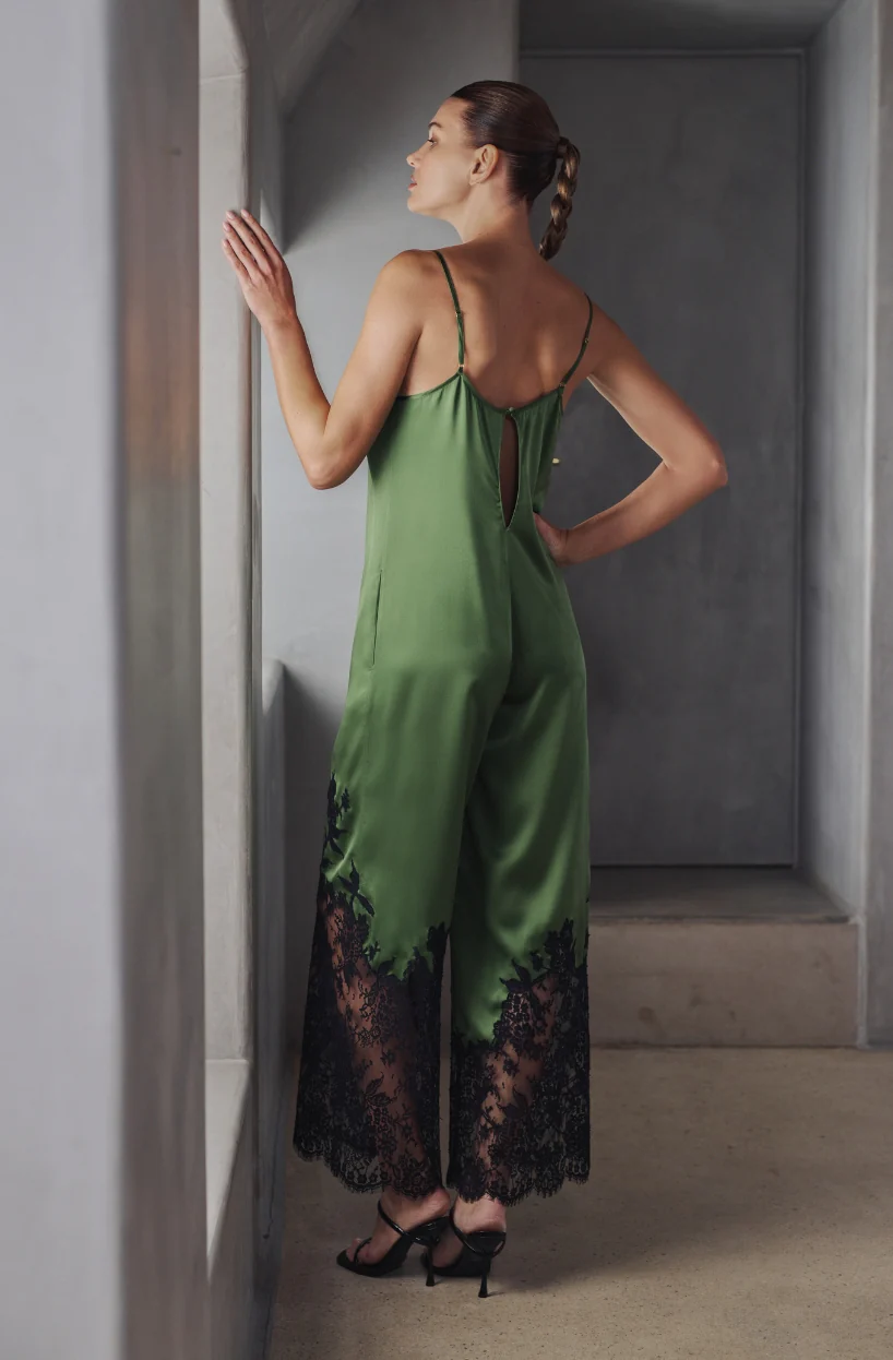 Combi-pantalon Bella en satin de soie vert et dentelle noire - Image 2