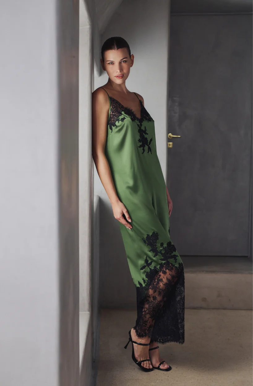 Combi-pantalon Bella en satin de soie vert et dentelle noire - Image 3