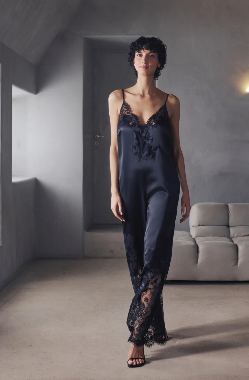 Combi-pantalon Bella en satin de soie et dentelle noire - Image 3
