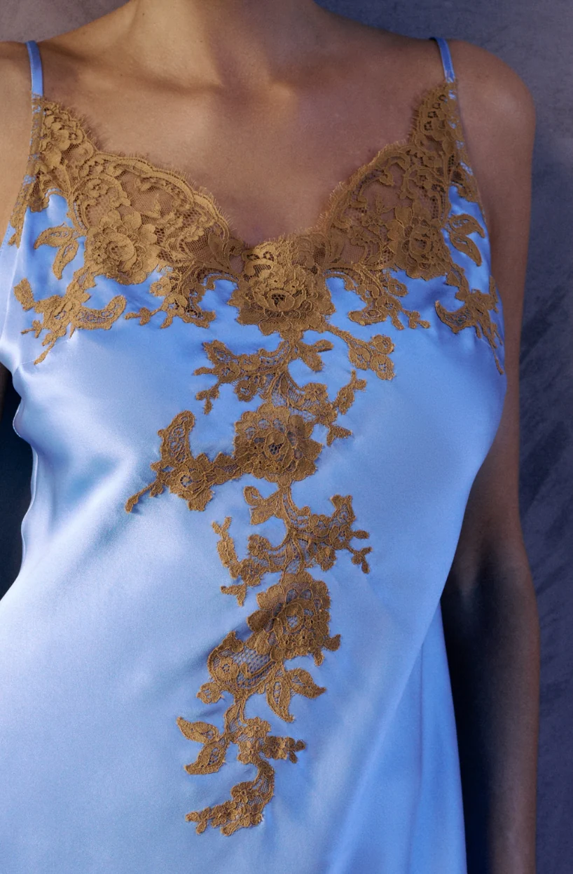 Combinette Bénédicte en soie bleue pastel et au décolleté brodé de dentelle noisette - Image 3