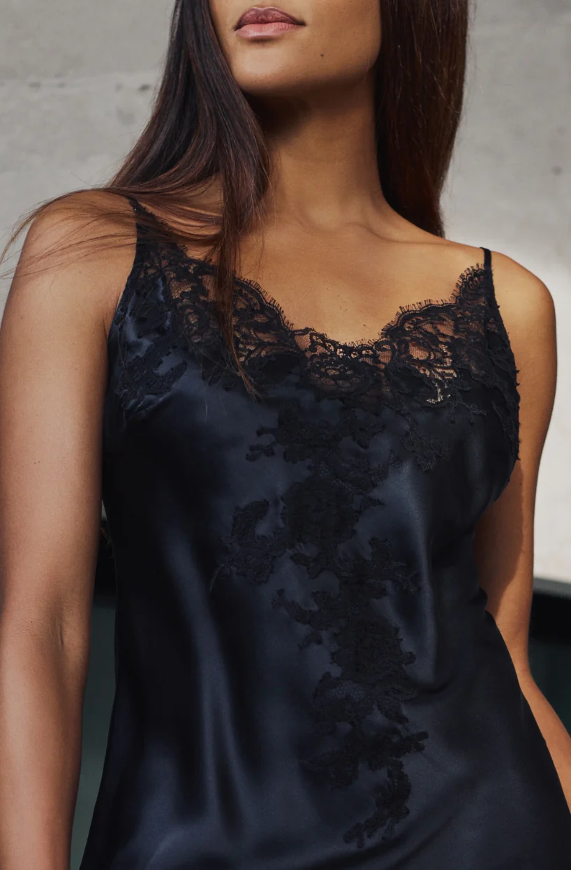 Combinette Bénédicte en soie et au décolleté brodé de dentelle noire - Image 3