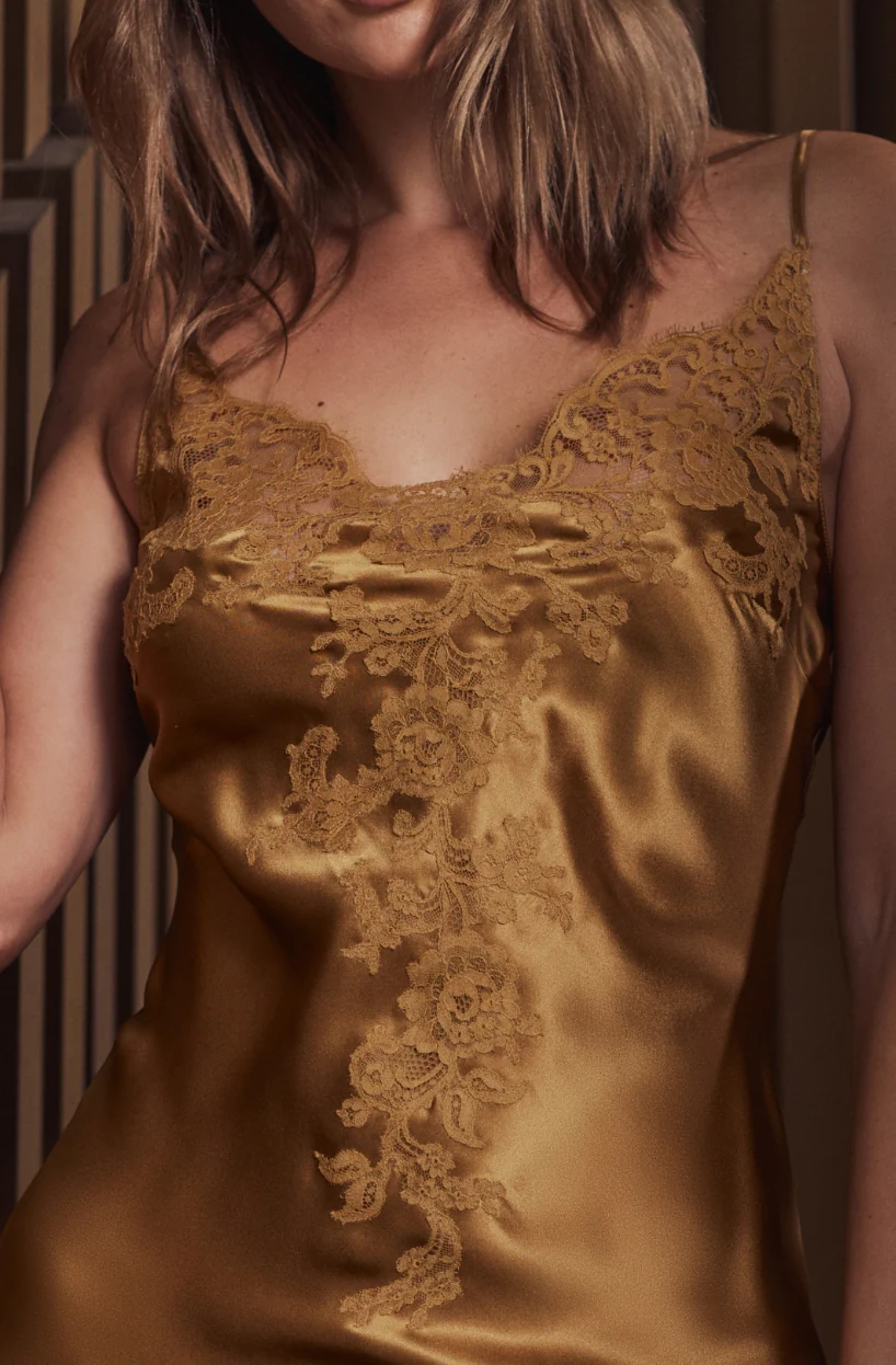 Combinette Bénédicte en soie et au décolleté brodé de dentelle noisette - Image 3