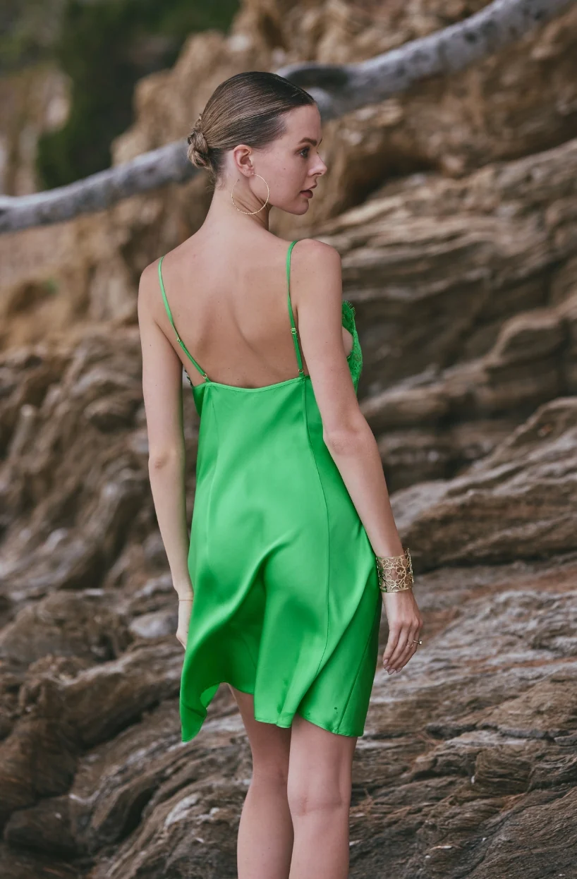 Combinette Apolline en soie verte au décolleté et fente ornés de dentelle - Image 2