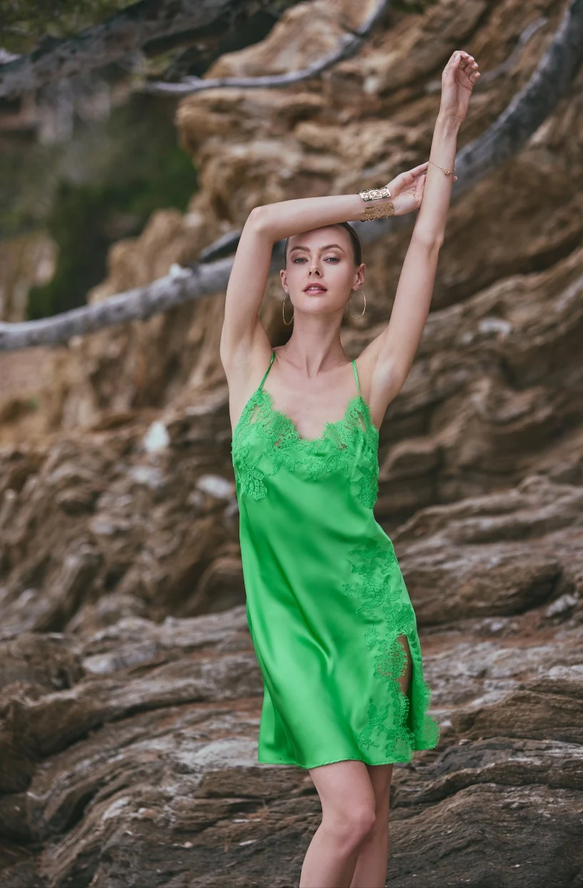 Combinette Apolline en soie verte au décolleté et fente ornés de dentelle - Image 3