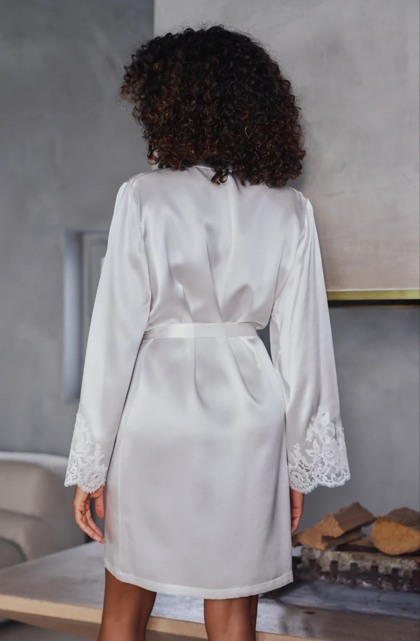Déshabillé court Bénédicte en soie et dentelle blanche - Image 3