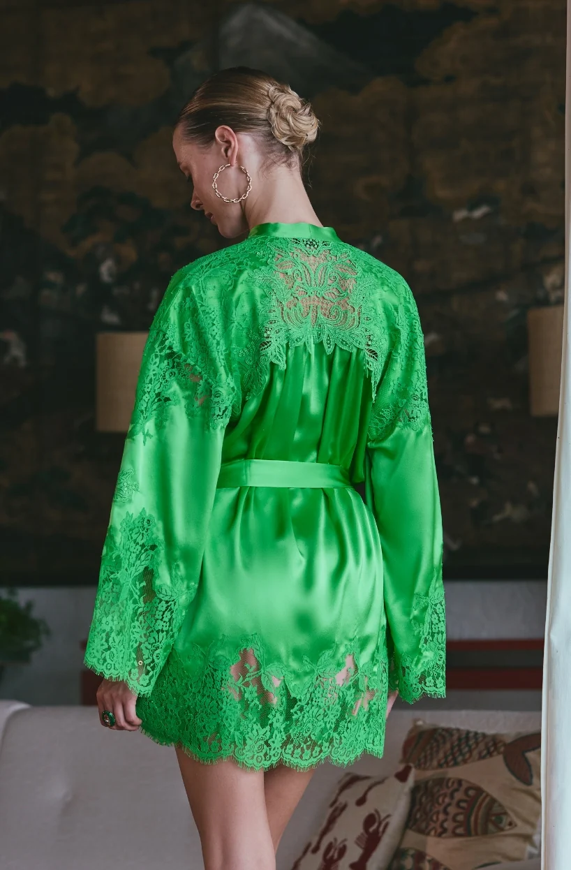 Déshabillé court Apolline en soie verte ornée de dentelle - Image 2