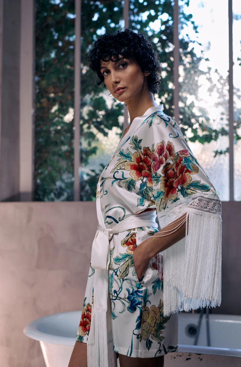 Déshabillé court Beverly en soie à motifs et franges aux manches - Image 3