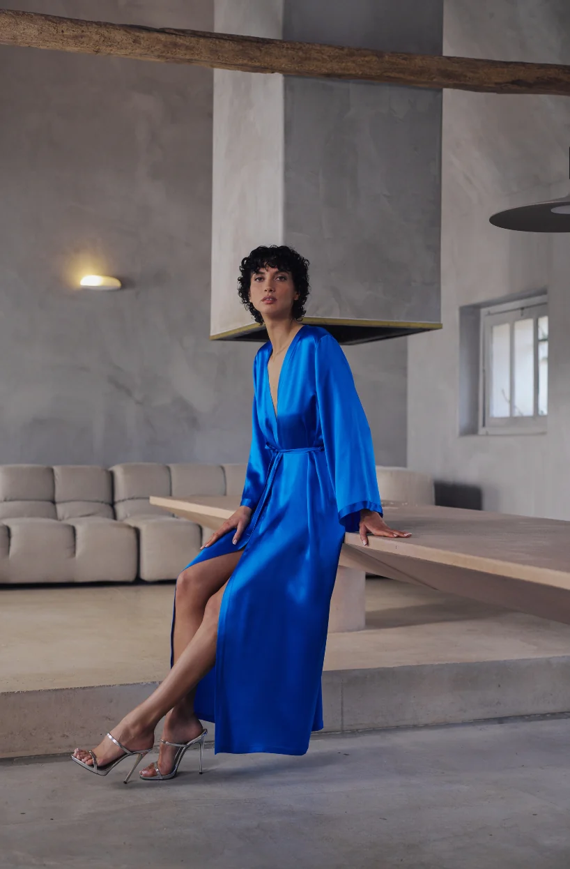 Déshabillé long Betty en satin de soie bleu - Image 3