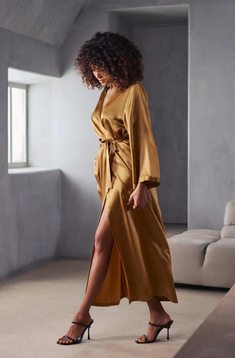 Déshabillé long Betty en satin de soie brun doré - Image 3