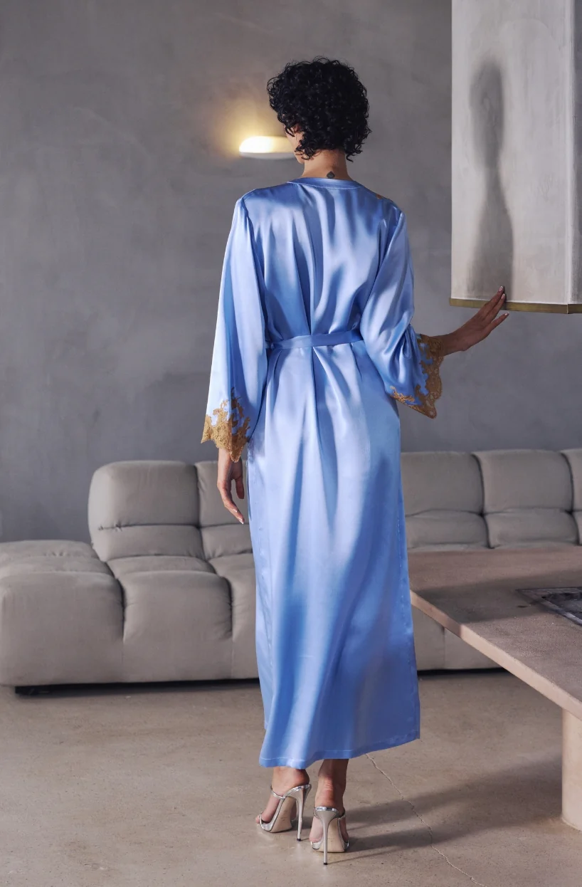 Déshabillé long Bénédicte en soie bleue pastel et dentelle noisette - Image 2