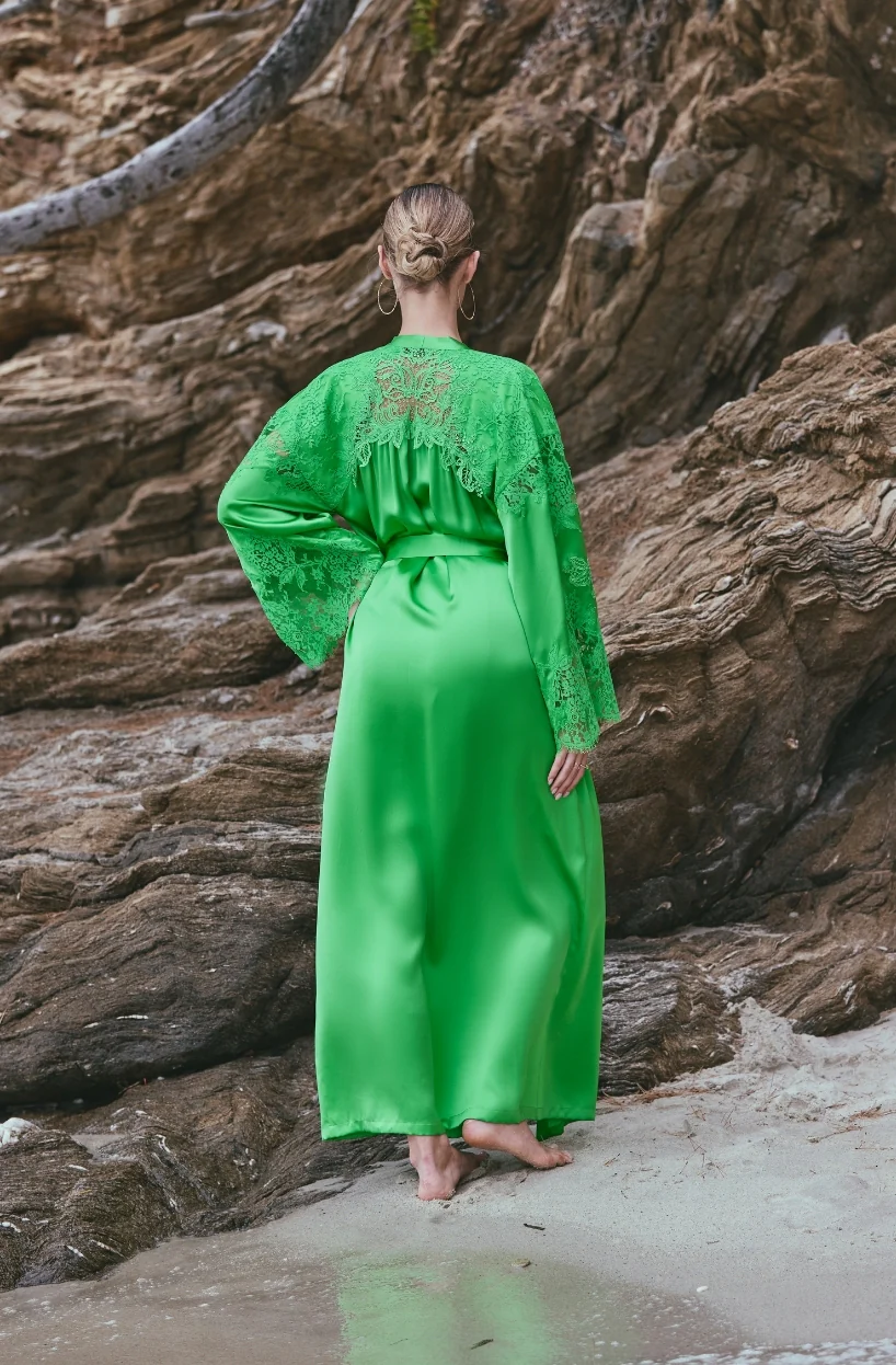 Déshabillé long Apolline en soie verte ornée de dentelle - Image 4