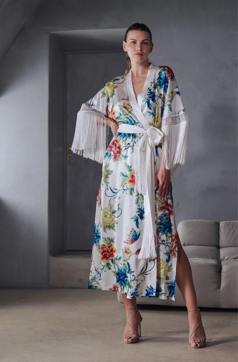 Déshabillé long Beverly en soie à motifs et franges aux manches - Image 2
