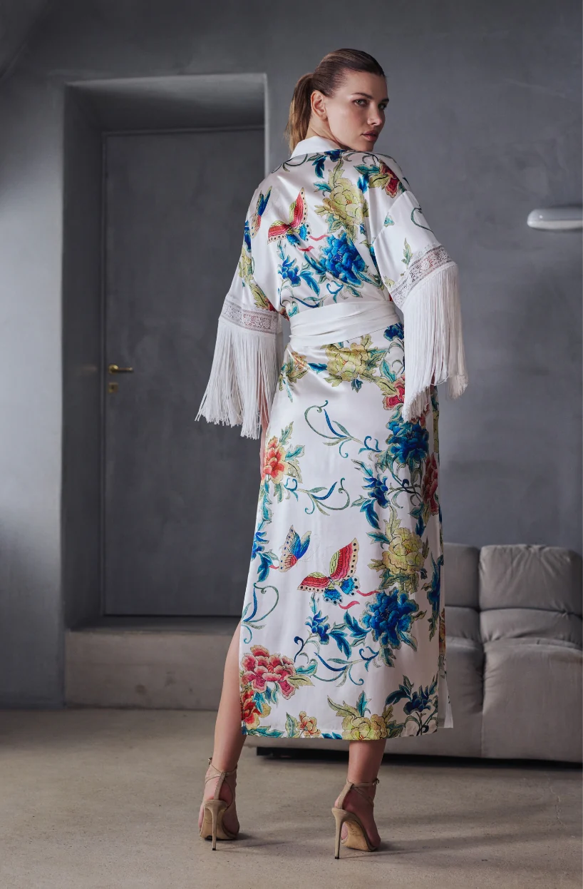 Déshabillé long Beverly en soie à motifs et franges aux manches - Image 3