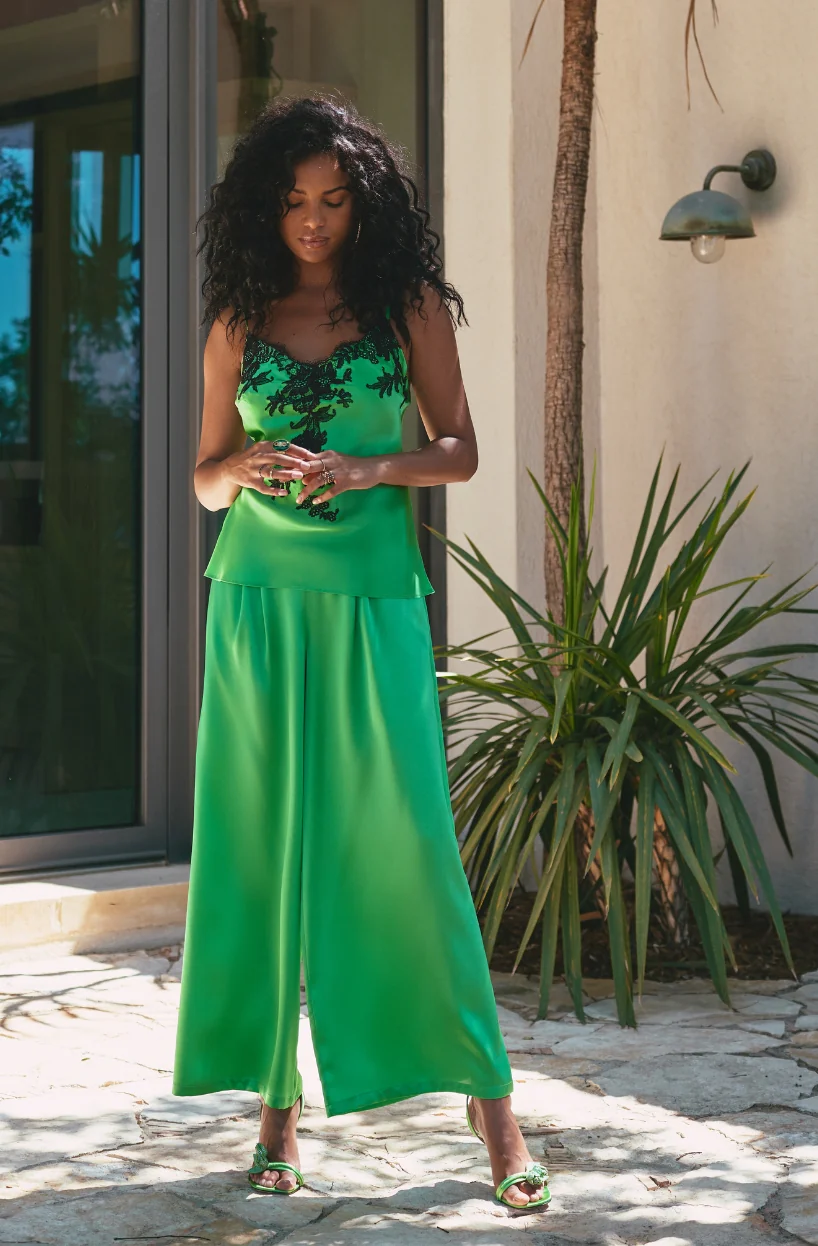 Ensemble pyjama Ambre en soie verte et dentelle de Calais noire - Image 2