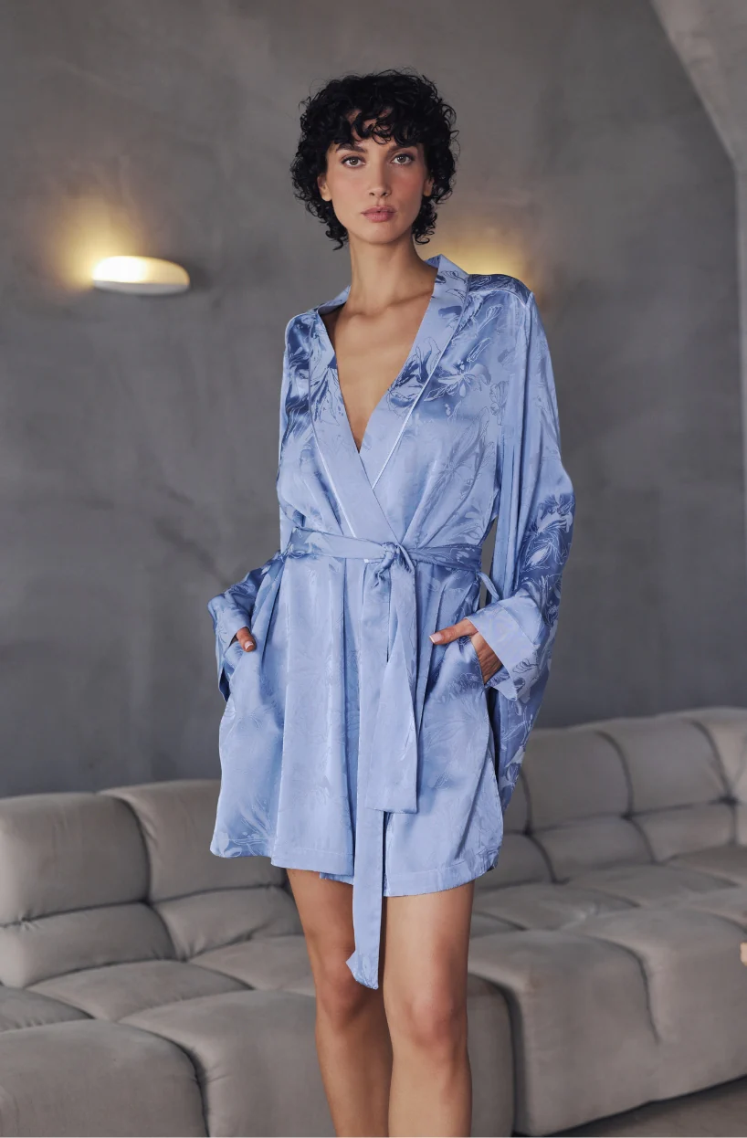 Kimono court Béatrice en satin jacquard bleu acier - Image 3
