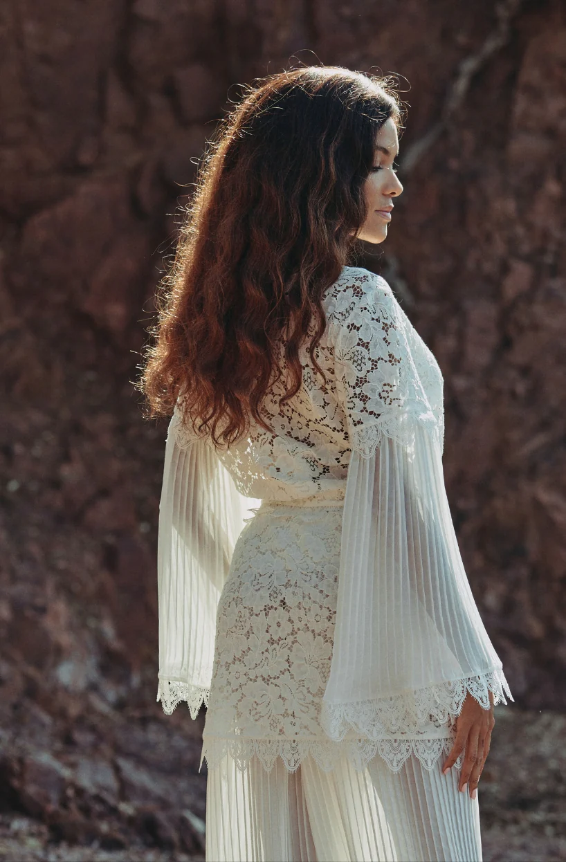 Kimono court Céleste en dentelle et mousseline plissée blanche - Image 2