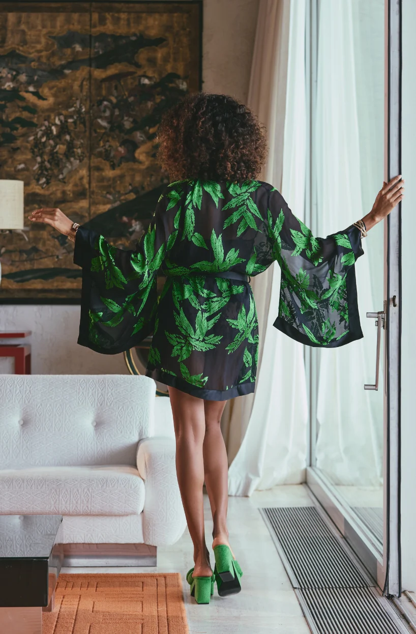 Kimono court sexy Ambre en mousseline de soie imprimé feuillage - Image 2