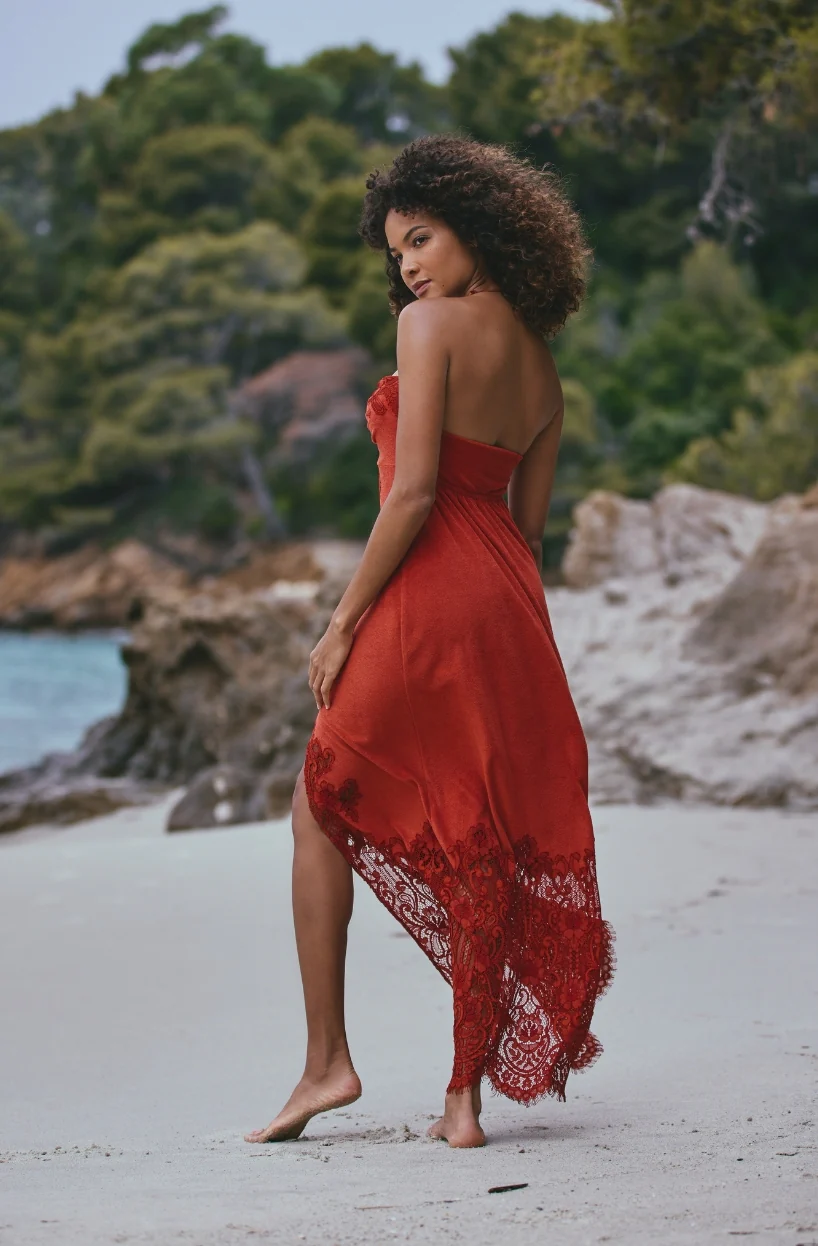 Longue robe de plage bandeau Aphrodite en molleton de coton et dentelle rouge - Image 2