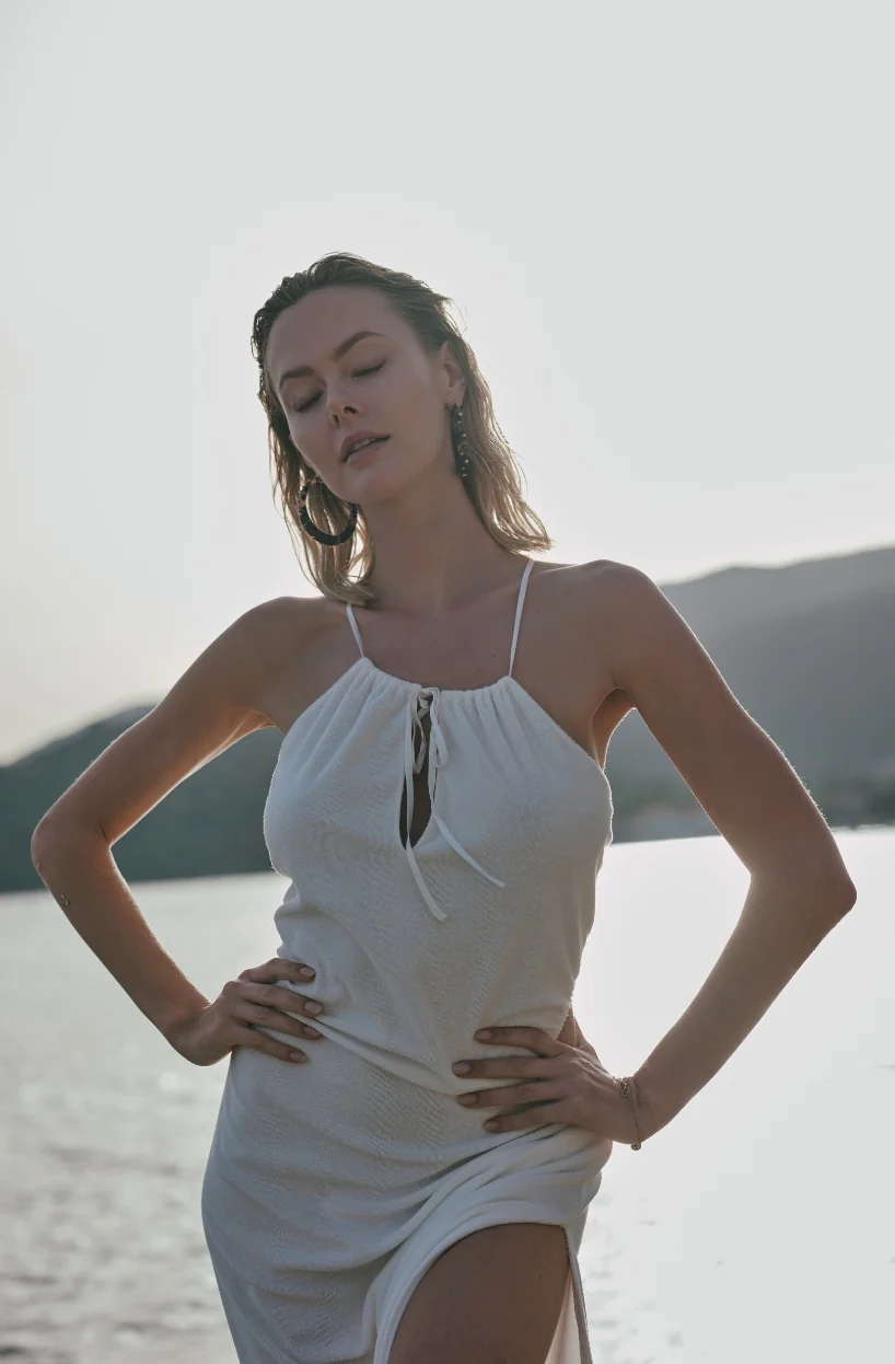 Longue robe de plage décolletée dos Angèle en molleton de coton blanc - Image 4