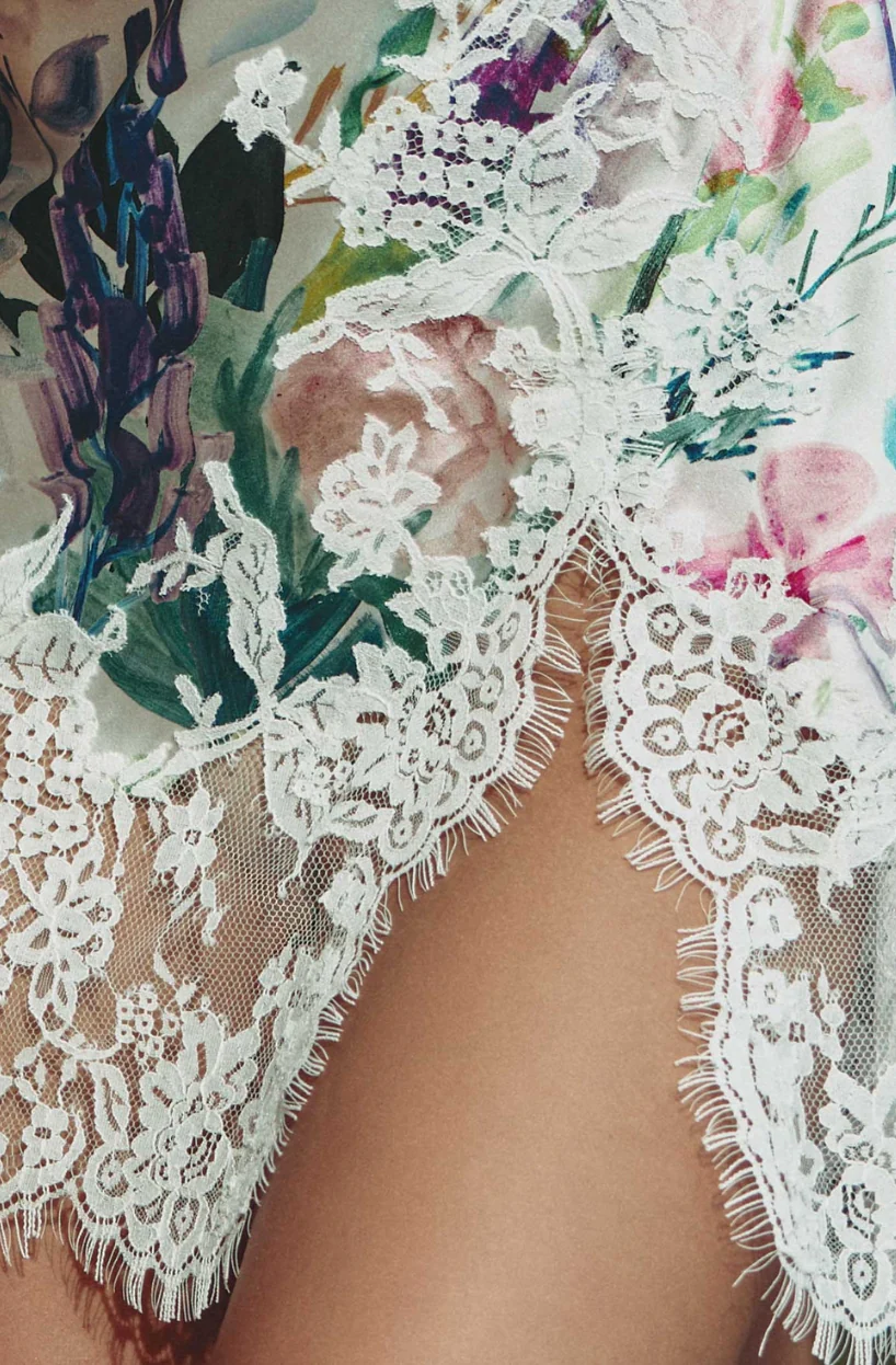 Nuisette Cléa en satin imprimé fleuri et dentelle blanche - Image 3