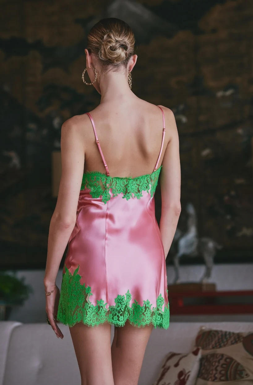 Nuisette courte Apolline en soie rose ornée de dentelle verte - Image 2