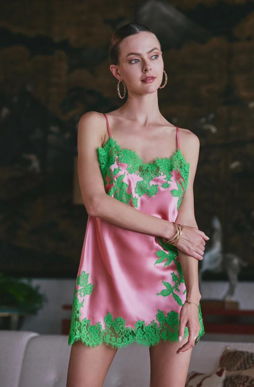 Nuisette courte Apolline en soie rose ornée de dentelle verte - Image 3