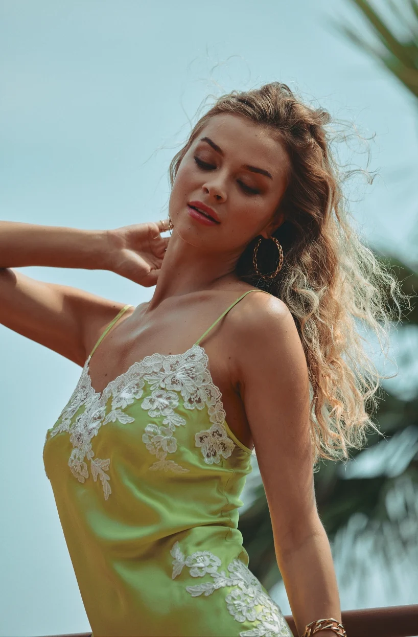 Nuisette fendue en soie verte et broderie blanche Carmela - Image 3