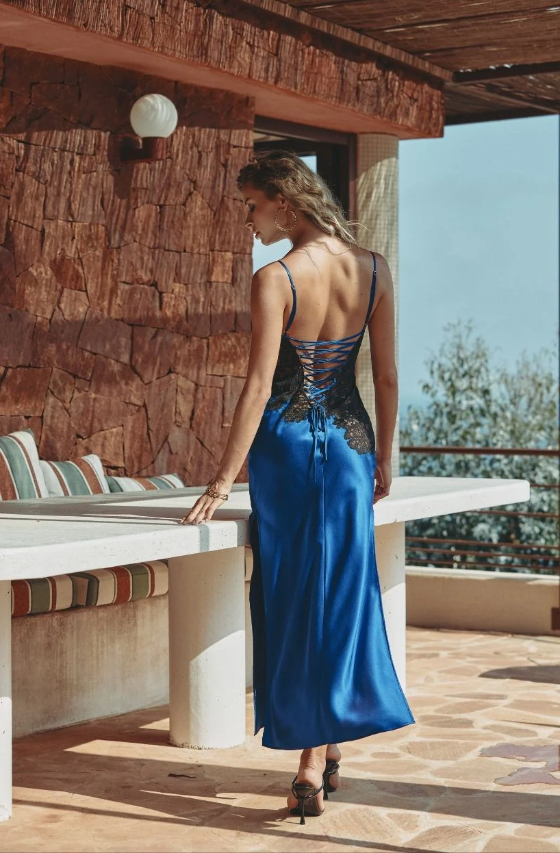 Nuisette longue bustier dentelle et satin de soie bleu Carmela - Image 2