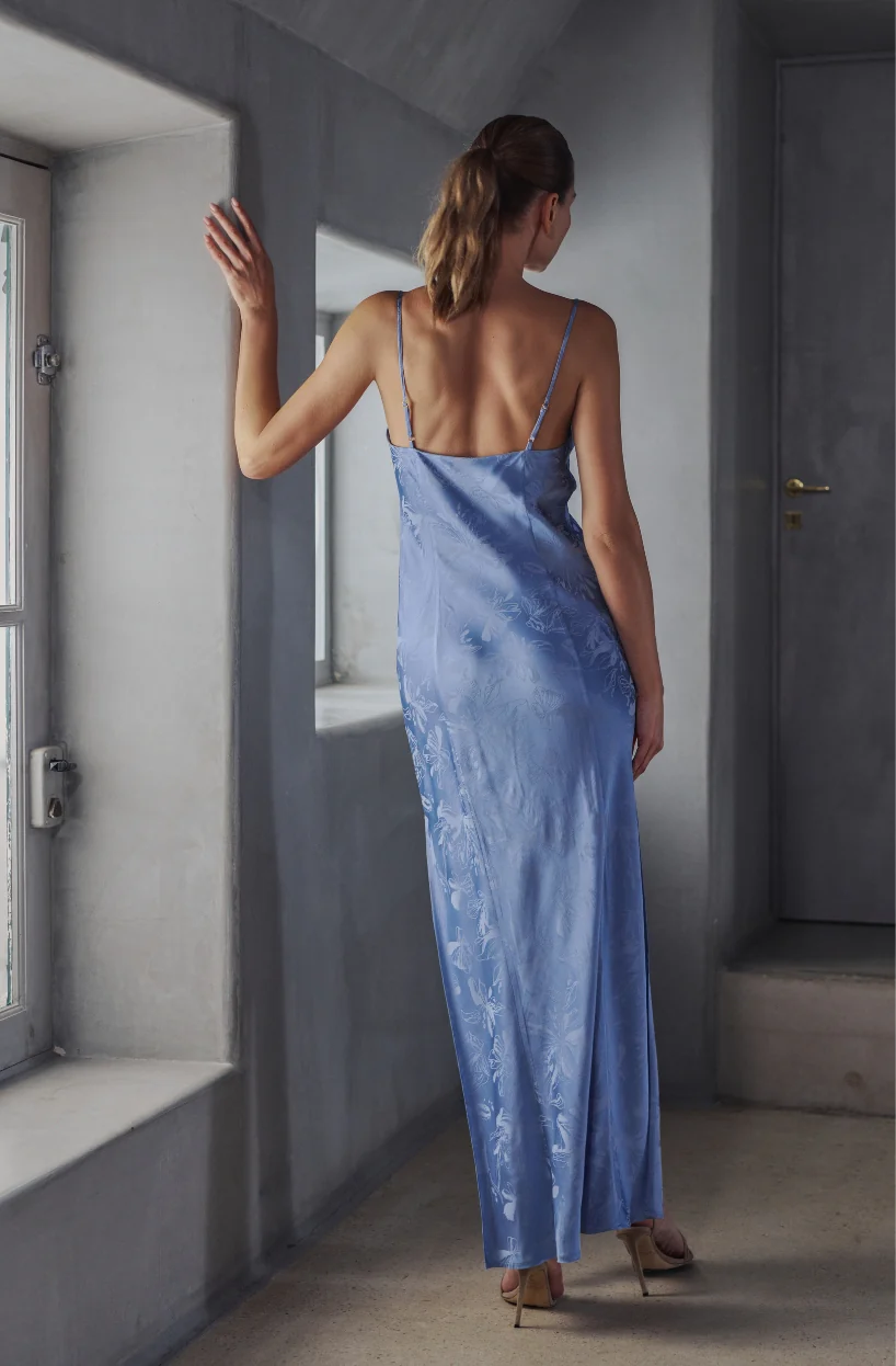 Robe nuisette longue Béatrice en satin jacquard bleu acier - Image 3