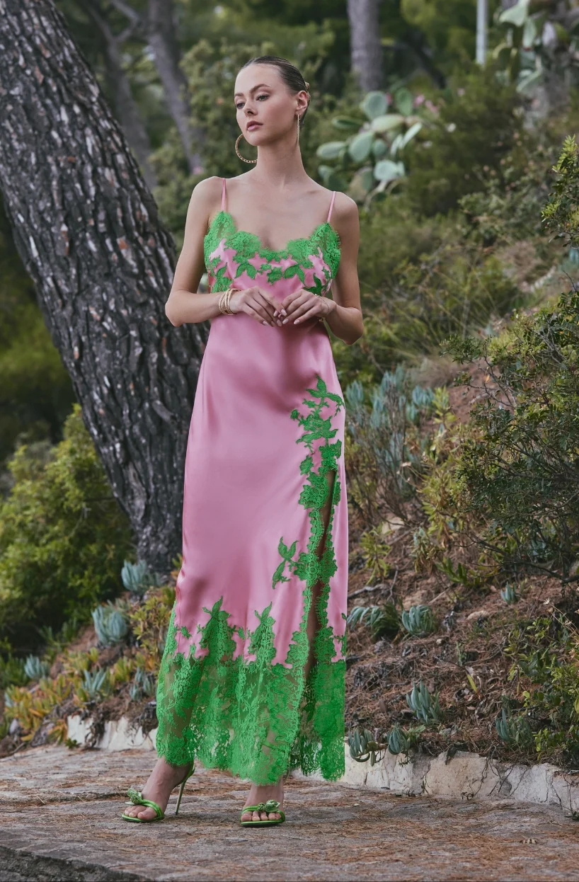 Nuisette longue fendue Apolline en soie rose ornée de dentelle verte - Image 3