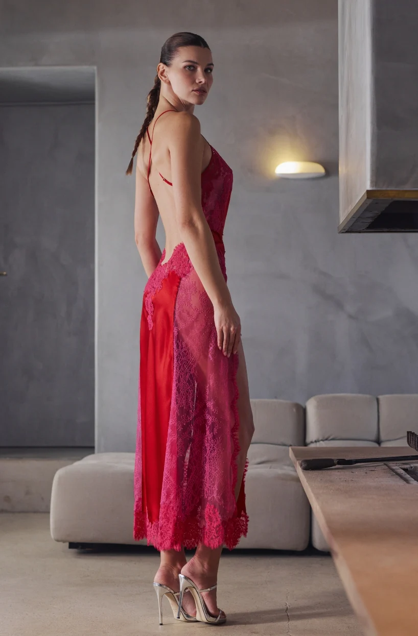 Nuisette longue dos nu en satin rouge et dentelle rose Brooke - Image 2