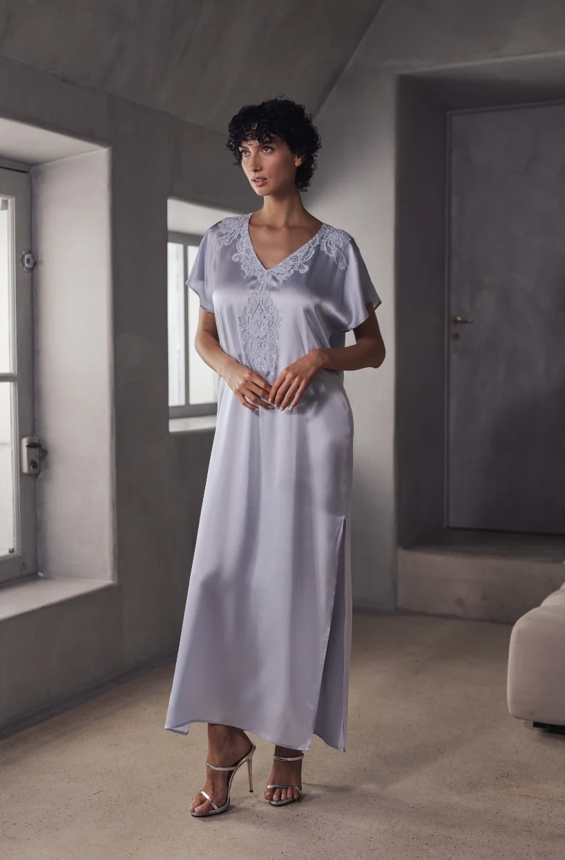 Chemise de nuit longue Branda en satin et dentelle bleue acier - Image 3
