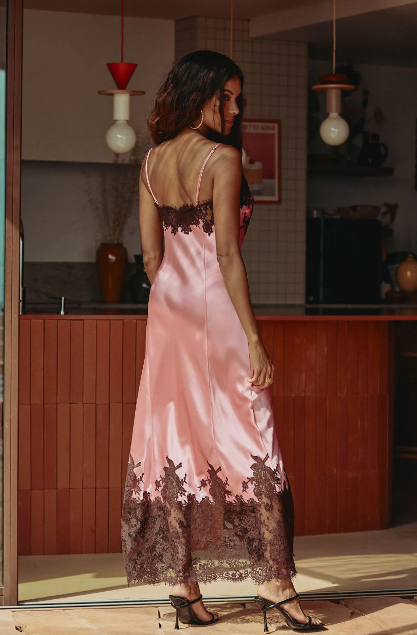 Nuisette longue fendue Calista en soie rose ornée de dentelle - Image 3