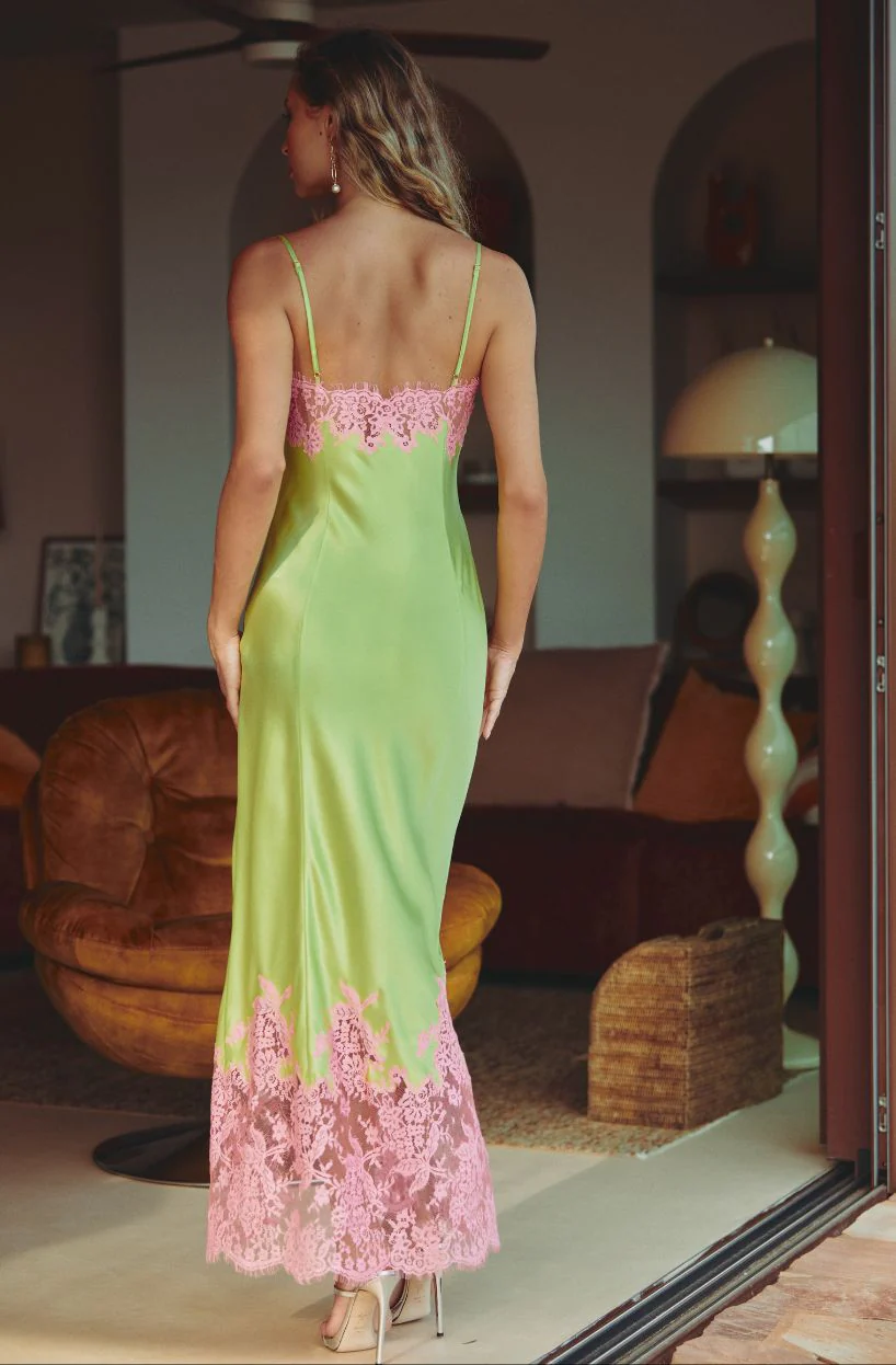 Nuisette longue fendue Calista en soie verte ornée de dentelle - Image 3