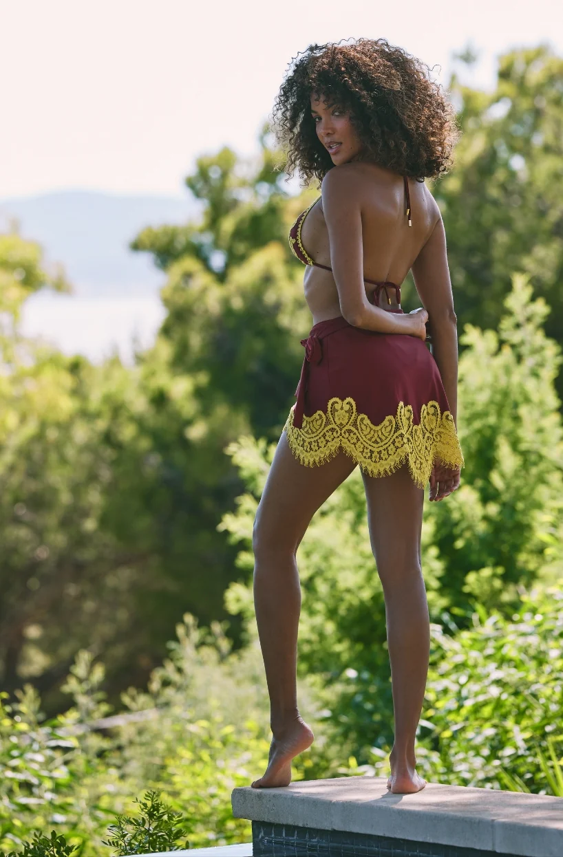 Paréo court Aphrodite en maille bourgogne et dentelle jaune - Image 2
