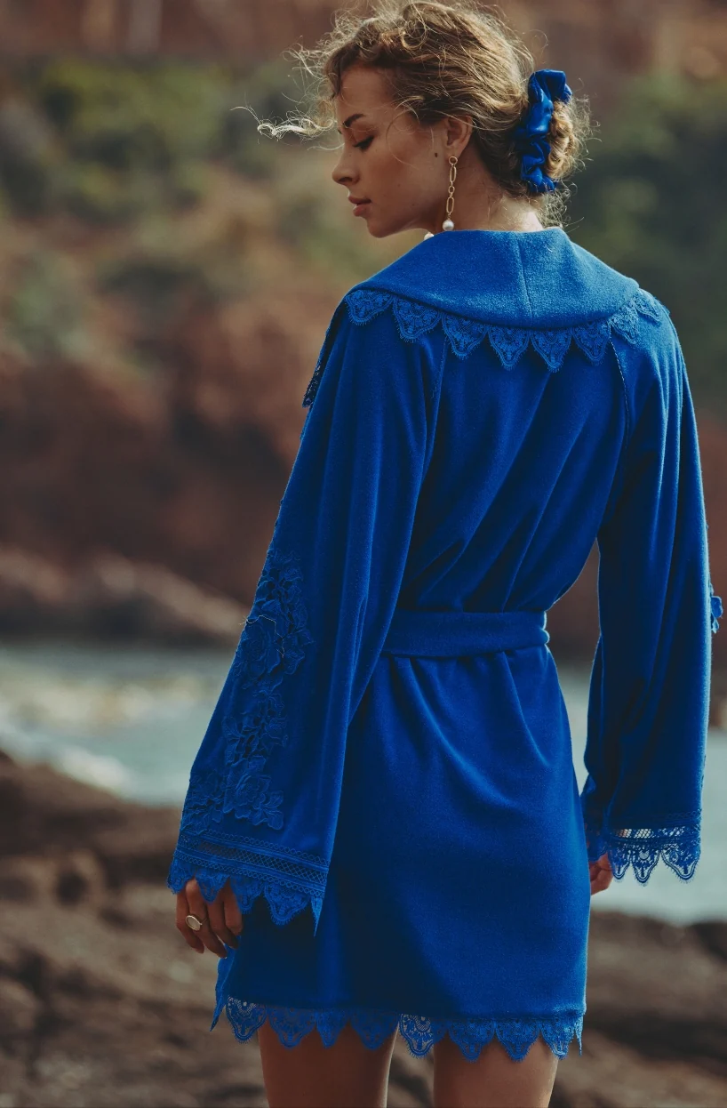Peignoir court Céleste en molleton de coton et broderies bleues - Image 3