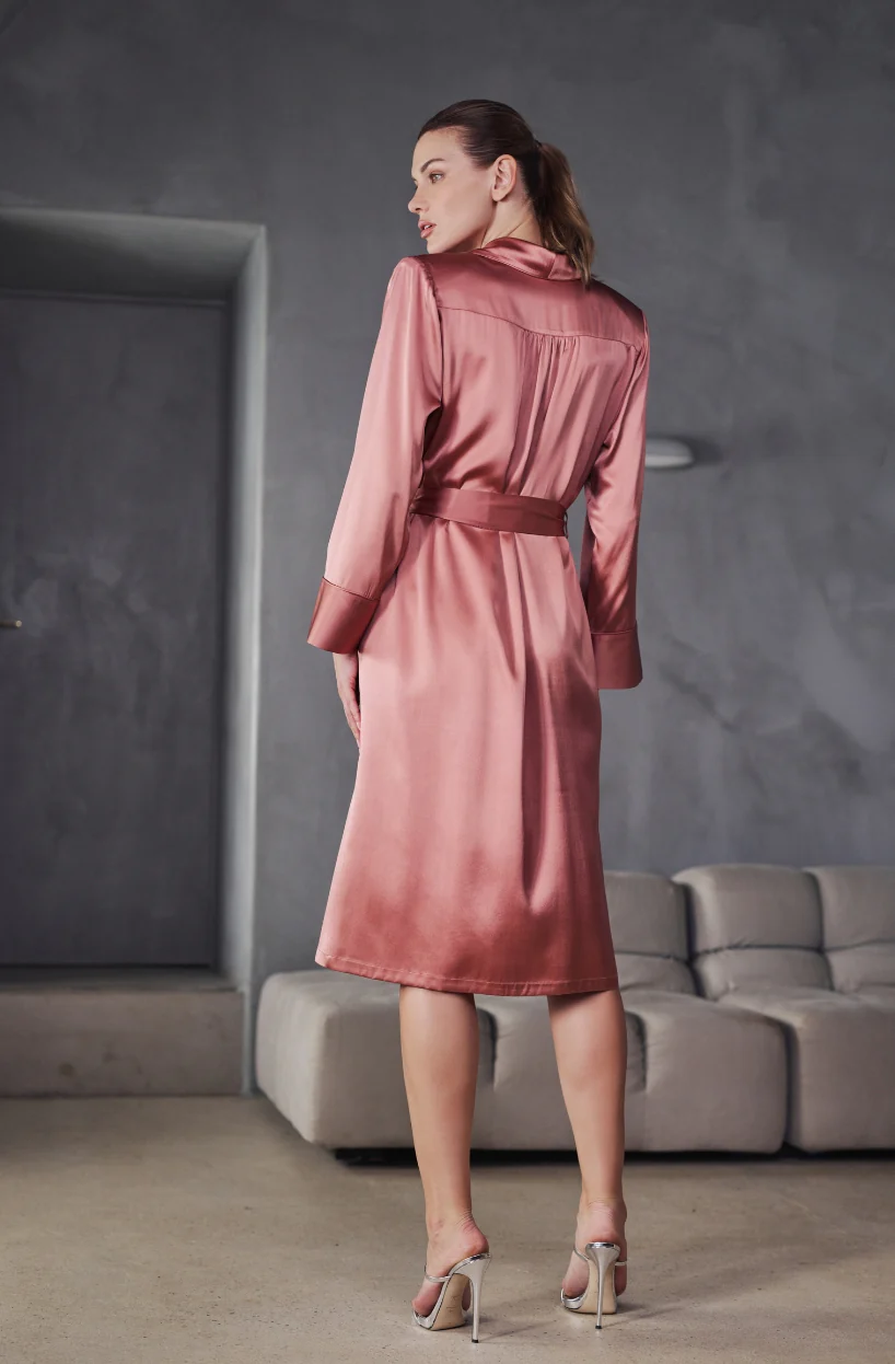 Déshabillé longueur midi Bonnie en satin rose - Image 2