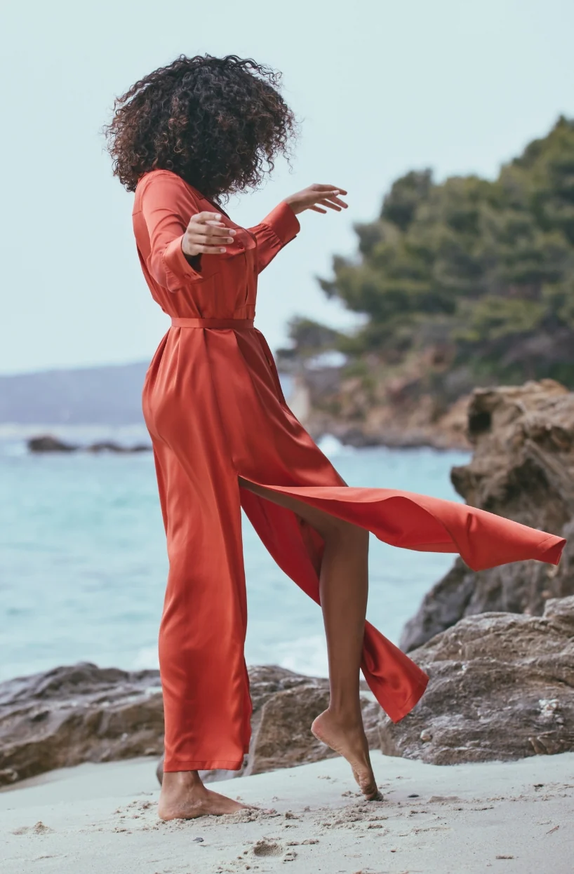 Robe chemise boutonnée Ava en satin rouge - Image 2
