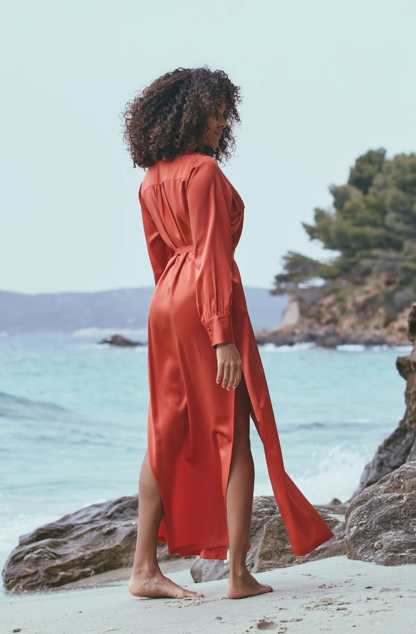 Robe chemise boutonnée Ava en satin rouge - Image 4
