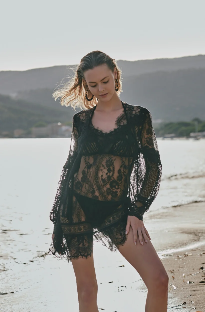 Robe courte Angèle en dentelle noire - Image 2