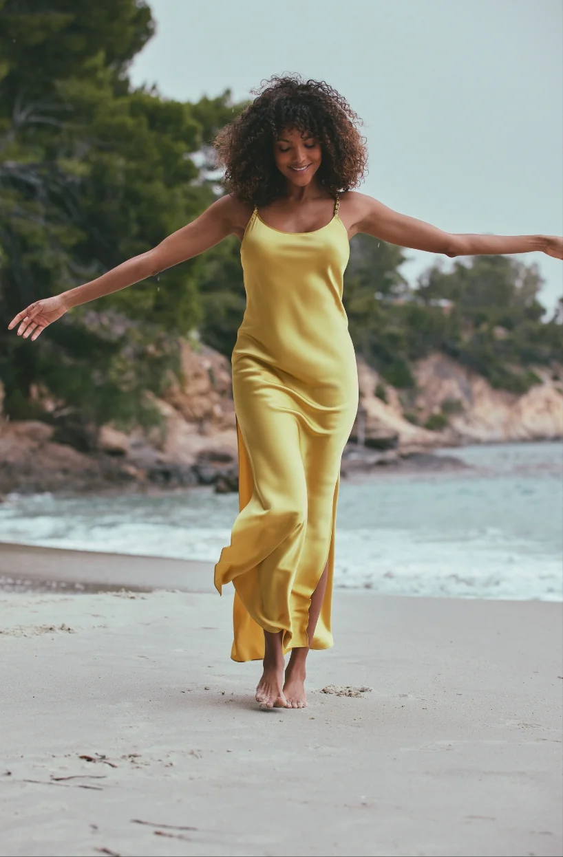 Robe en satin jaune Ava au décolleté dos orné de bijou doré - Image 2
