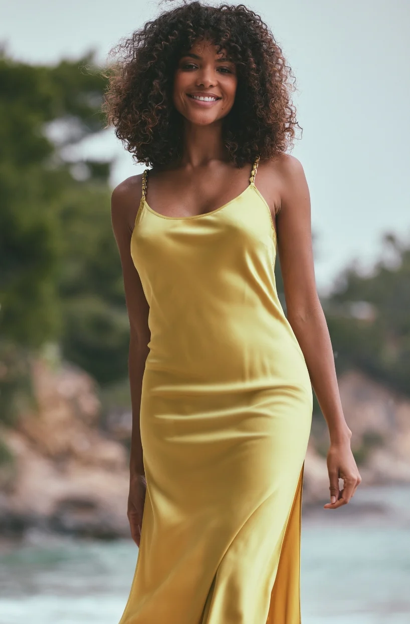 Robe en satin jaune Ava au décolleté dos orné de bijou doré - Image 4